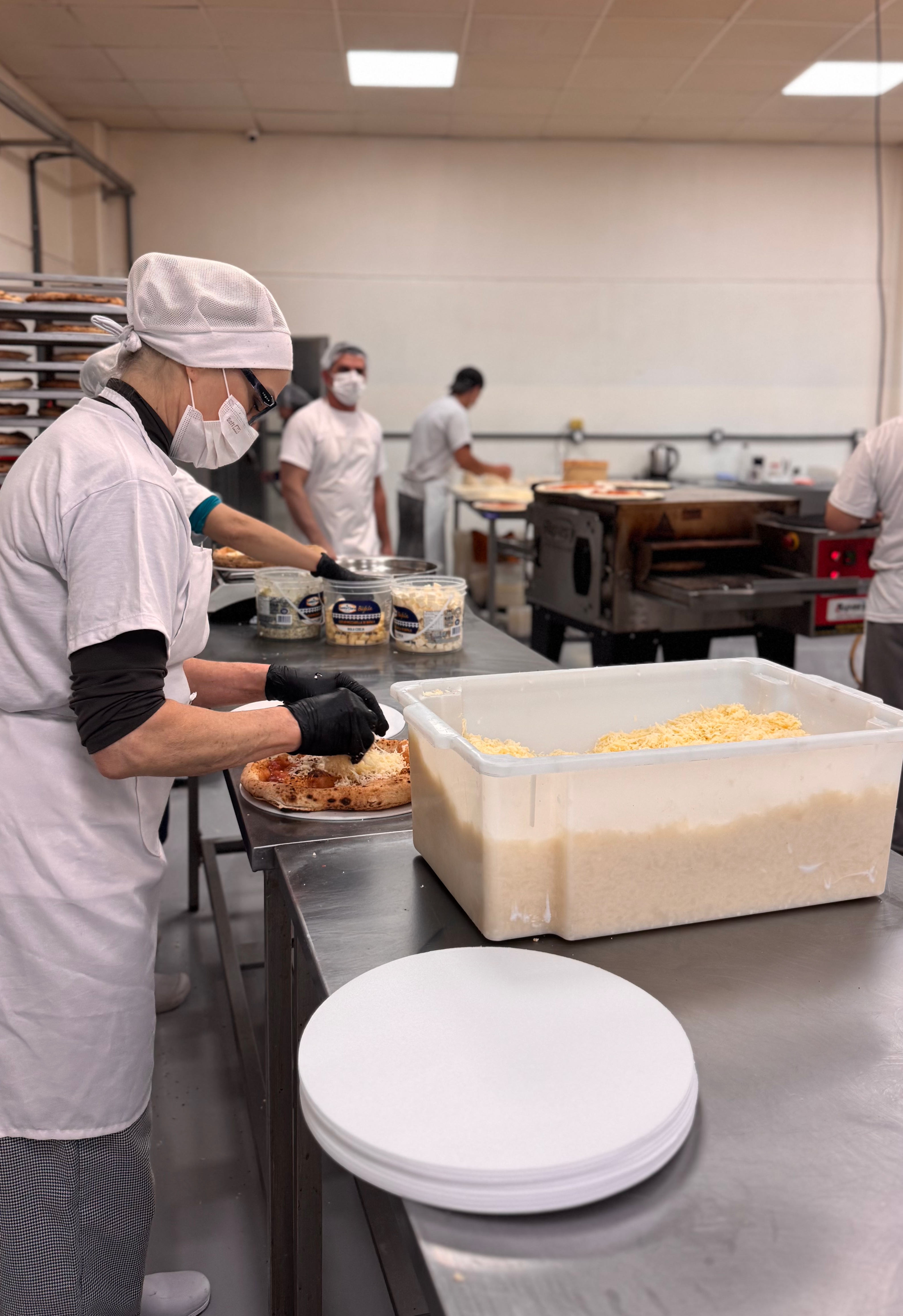 Equipe da Dafra Congelados trabalhando na linha de produção com rigorosa higiene